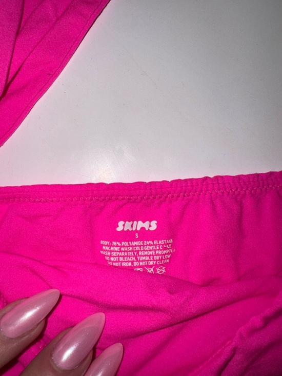 SKIMS Fits Everybody Cut Out Crop Top in Hot Pink 🩷 - Picture 4 of 4
